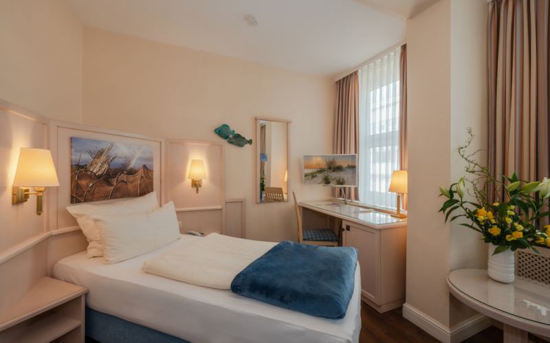 Einzelzimmer im Vineta Strandhotel mit Einzelbett und Schreibtisch