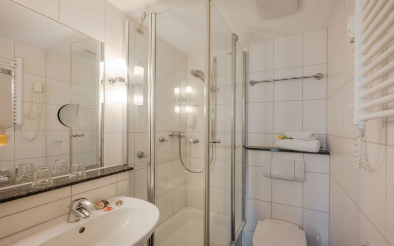 Beispielbild eines Badezimmers von einem Doppelzimmer Landseite
