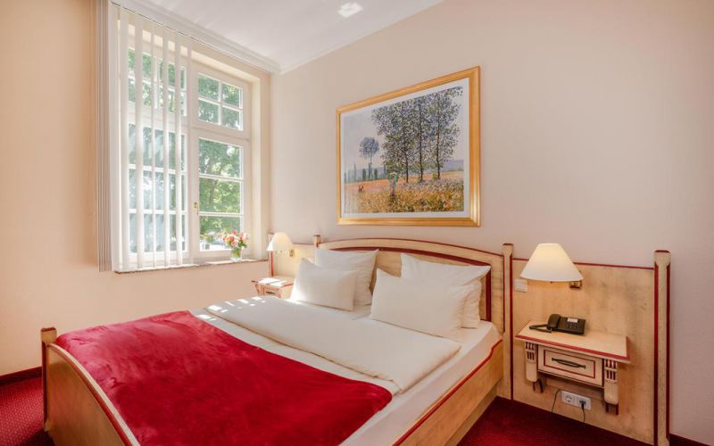 Beispiel Doppelzimmer Classic mit Doppelbett und Fenster