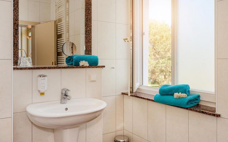 Beispiel Badezimmer in der Strandvilla Residenz mit Fenster