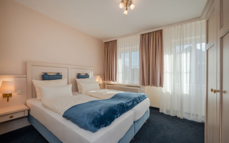 Schlafzimmer der Suite im Vineta Strandhotel