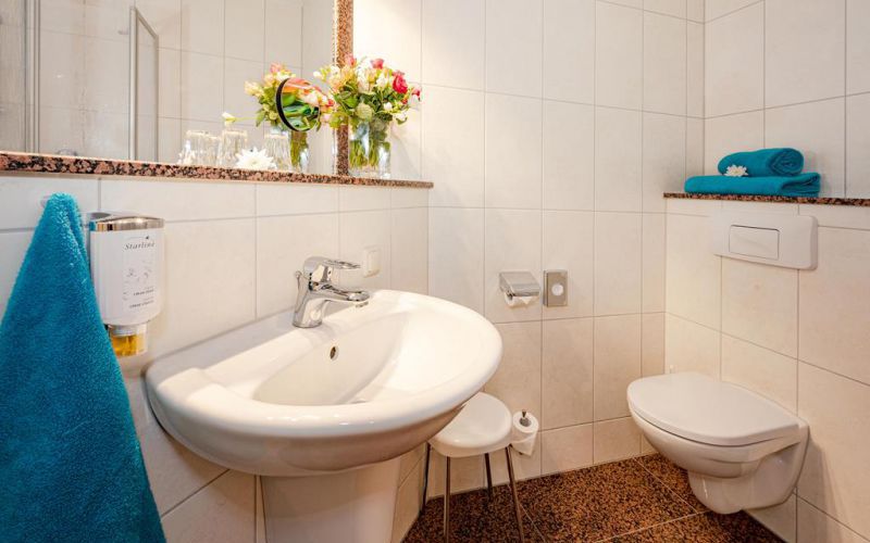 Badezimmer Eckbereich Vineta Strandhotels
