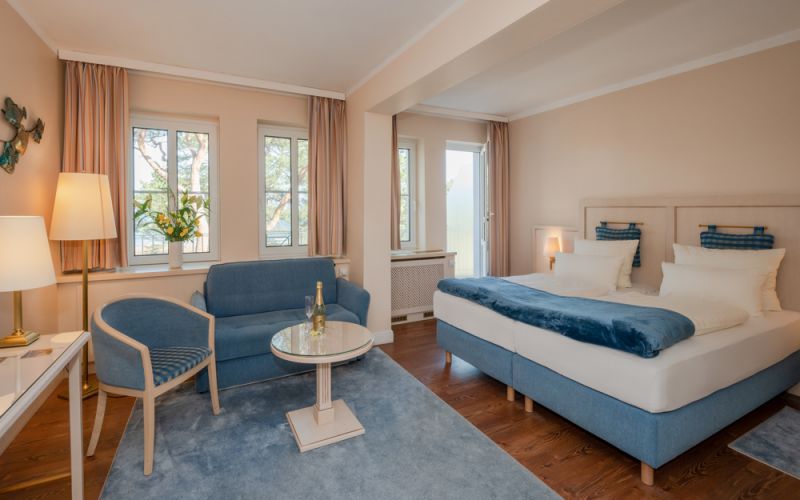 Beispiel Doppelzimmer Komfort im Strandhotel Vineta mit Doppelbett und Sitzecke